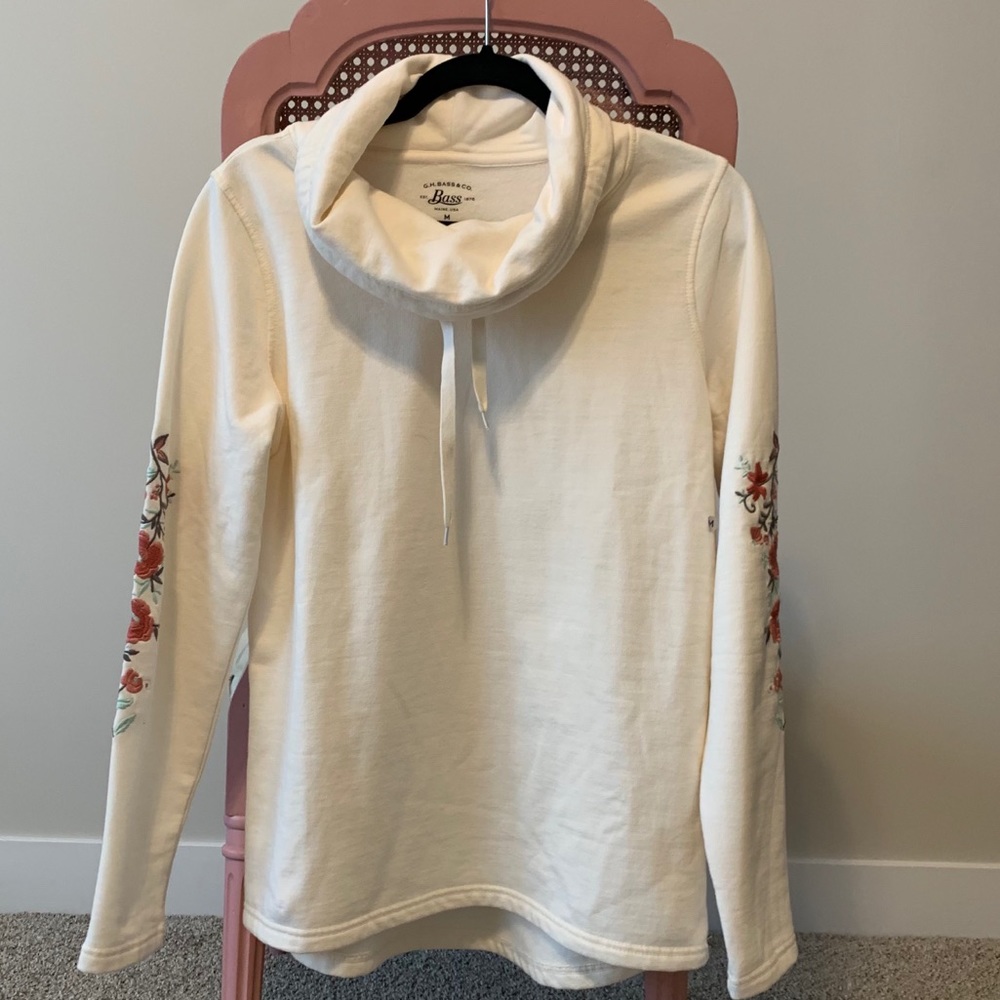 Swoop neck sweatshirt w/ floral embroidery